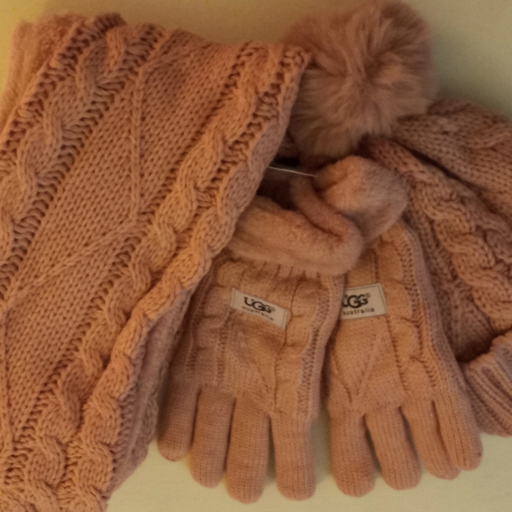 Set of UGG woman's set of neck wrap, hat, & gloves